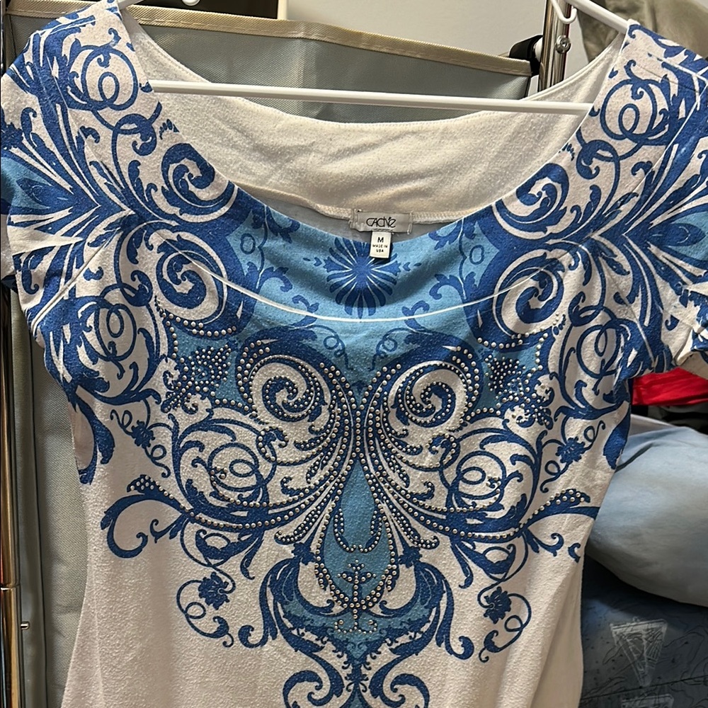 Cache White and Blue Graphic Short Sleeve Blouse